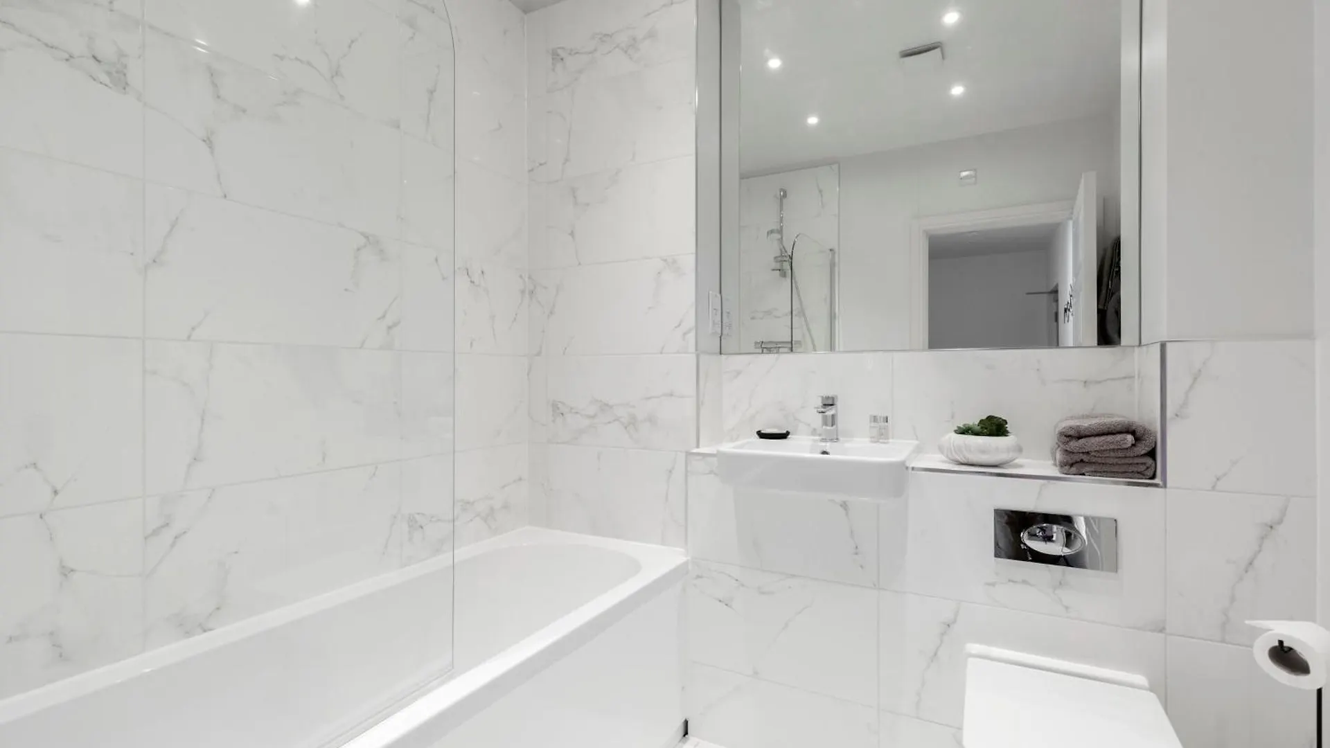 Elliot Oliver - Cosy 2 Bedroom Town Centre Apartment Cheltenham