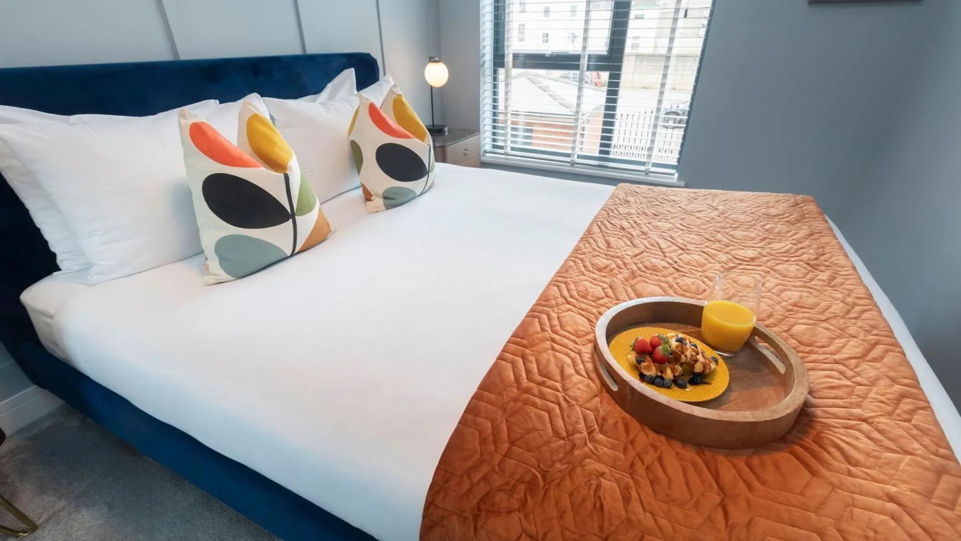 Elliot Oliver - Cosy 2 Bedroom Town Centre Apartment Cheltenham