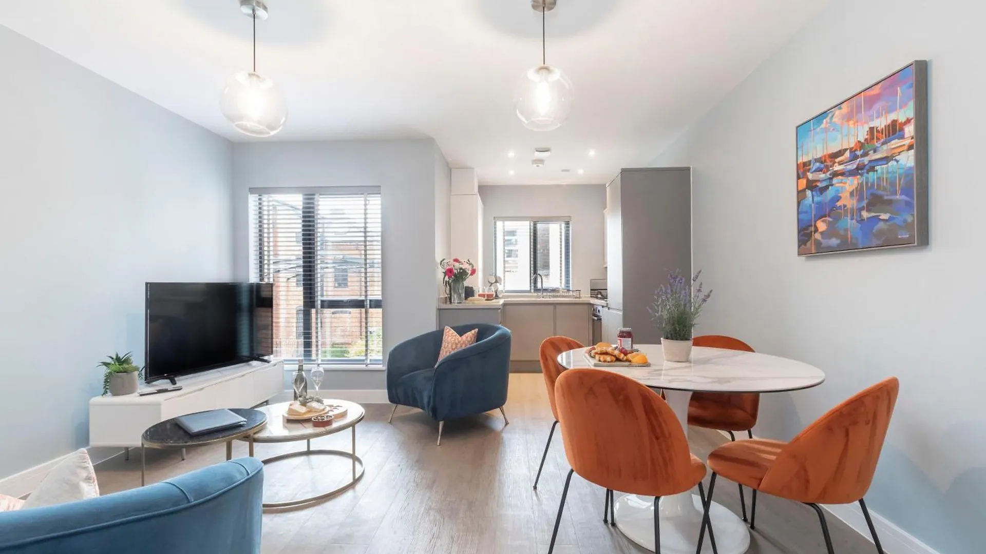 Elliot Oliver - Cosy 2 Bedroom Town Centre Apartment Cheltenham