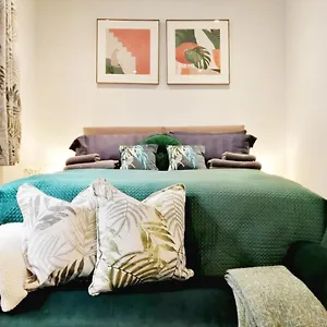  Apartment Lansdown 2br Old Coach House Near Town Centre - Retro Charm & Cozy Vibes By Suitely