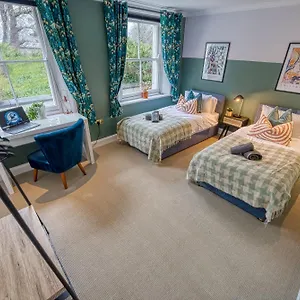  Apartment 2 Bedroom Stylish Spacious Apt, Sleeps 6, Central Cheltenham, With Free Parking - By Blue Puffin